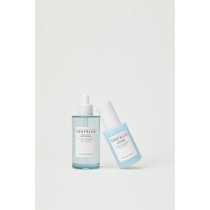 SKIN1004 Madagascar Centella Hyalu-Cica First Ampoule 100 ml fuktserum i blå glassflaske ved siden av en pumpeflaske
