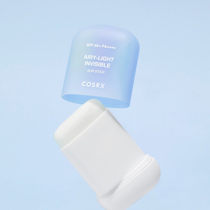 COSRX Airy-Light Invisible Sun Stick 19 g solkrem for ansiktet gir SPF 50 i hvit stift med lyseblått frostet lokk.