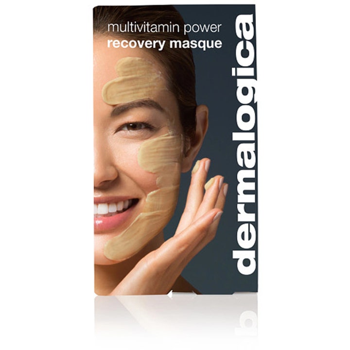 Dermalogica Multivitamin Power Recovery Masque 15 ml reparerende ansiktsmaske påført ansiktet til en smilende kvinne.