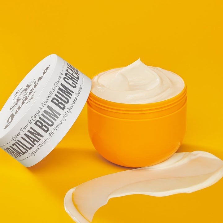 Sol de Janeiro Brazilian Bum Bum Cream 240 ml oppstrammende kroppskrem med fyldig hvit tekstur i gul krukke
