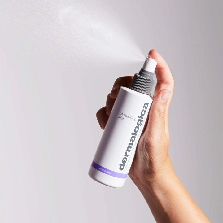 Dermalogica UltraCalming Mist beroligende toner i hvit sprayflaske som gir en fin tåke for sensitiv hud