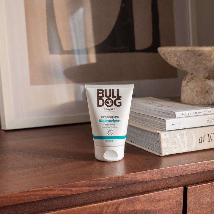 Bulldog Protective Moisturiser 100 ml fuktighetsgivende dagkrem med SPF 15 og aloe vera i hvit tube på en trehylle