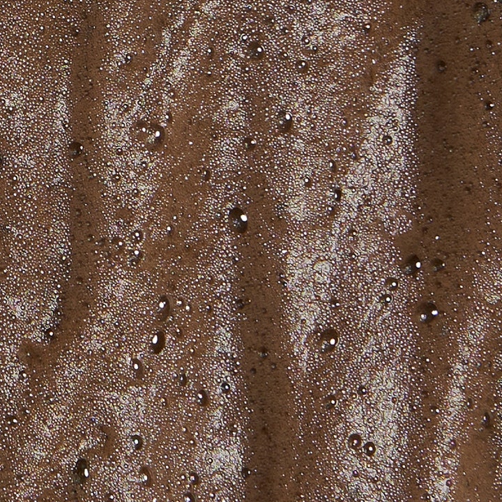 Bronza Bronzing Mousse Deep Bronze 200 ml selvbruning skaper glød med en luftig og boblende mørkebrun tekstur.