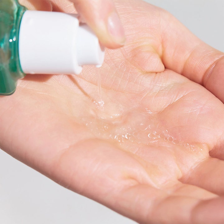 Dr.Jart+ Pore-remedy PHA Exfoliating Serum 30 ml eksfolierende serum med lett flytende tekstur i en håndflate