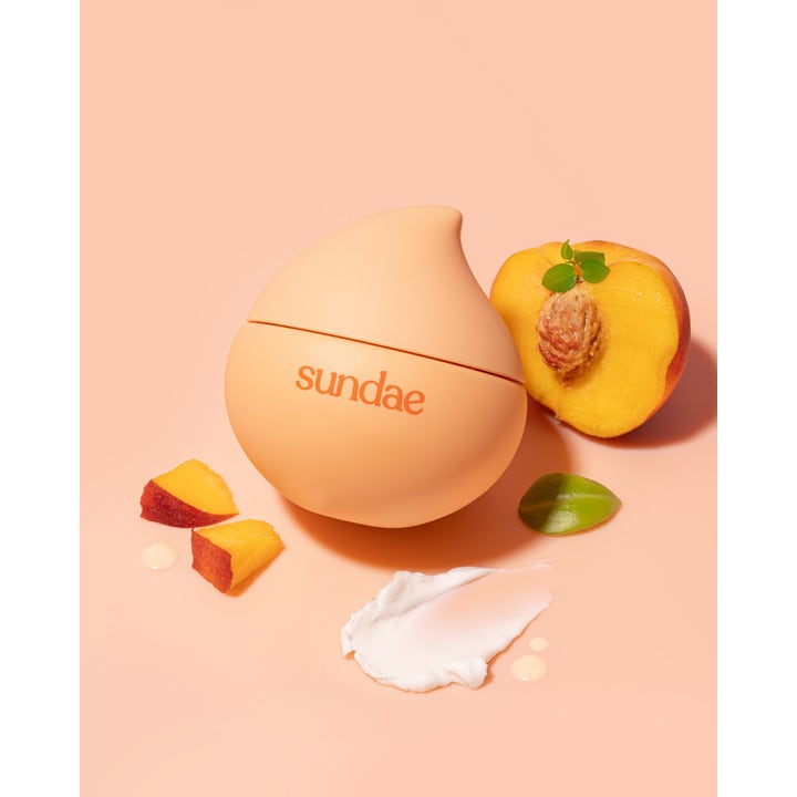Sundae Whipped Body Moisturiser Just Peachy 220 ml fuktighetsgivende bodylotion i ferskenformet krukke med hvit tekstur