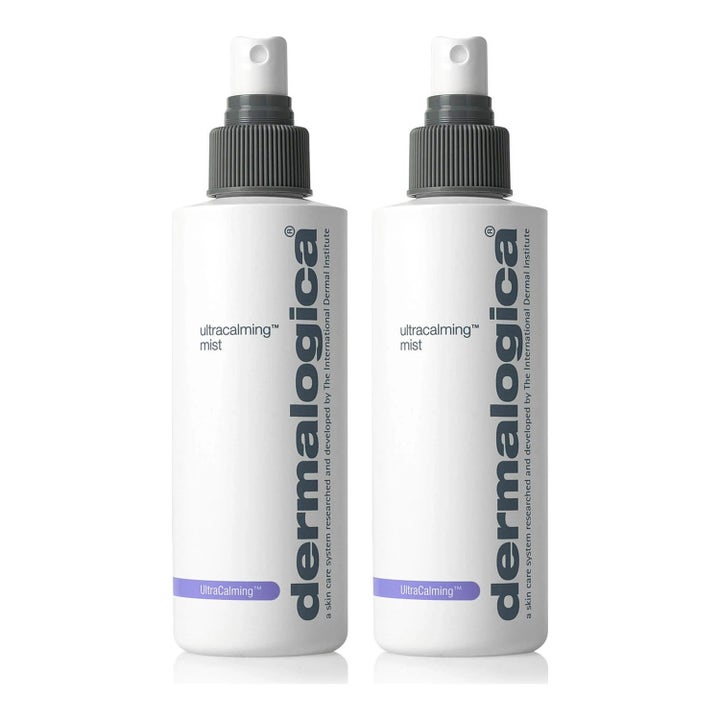 Dermalogica UltraCalming Mist beroligende ansiktsspray som lindrer rødhet i to hvite sprayflasker med lilla detaljer
