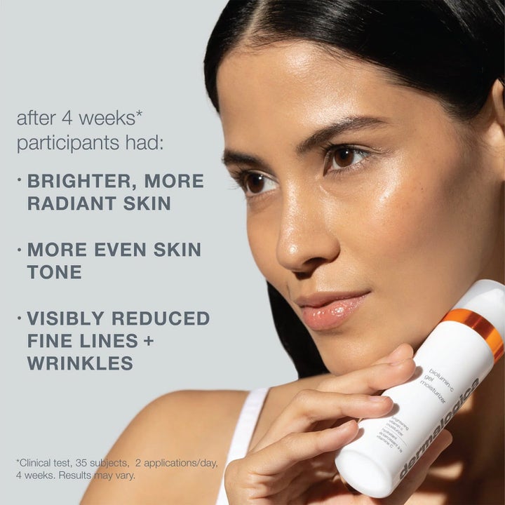 Dermalogica BioLumin-C Gel Moisturizer Duo gir strålende hud og jevnere hudtone vist på kvinne med glød.