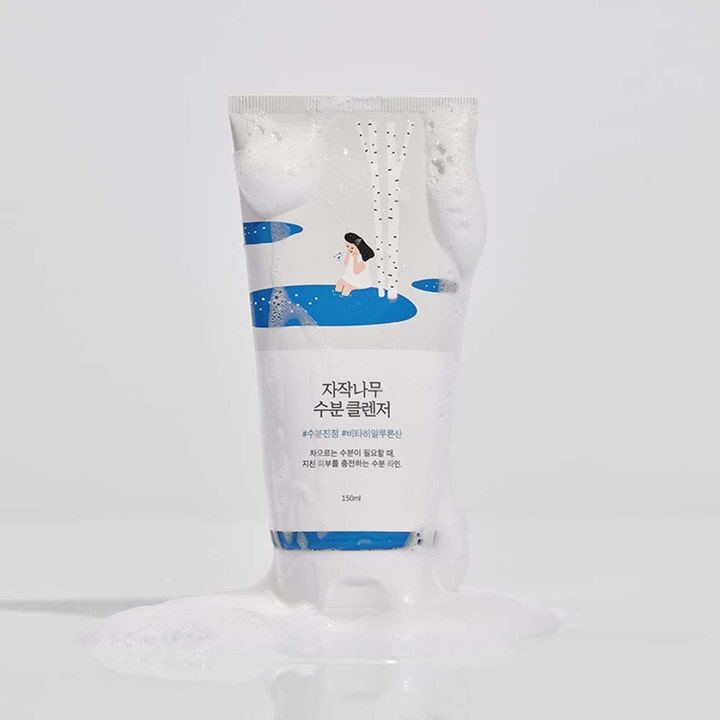 Round Lab Birch Juice Moisturizing Cleanser 150 ml fuktighetsgivende ansiktsrens i hvit tube dekket av luftig skum