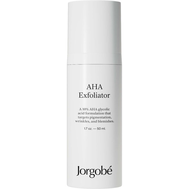 Jorgobé AHA Exfoliator 50 ml eksfolierende ansiktsserum i hvit pumpeflaske som motvirker pigmentering