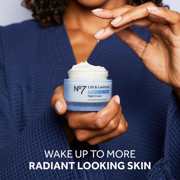 No7 Lift & Luminate Triple Action Night Cream 50 ml nattkrem i krukke som gir glød og fasthet til sensitiv hud