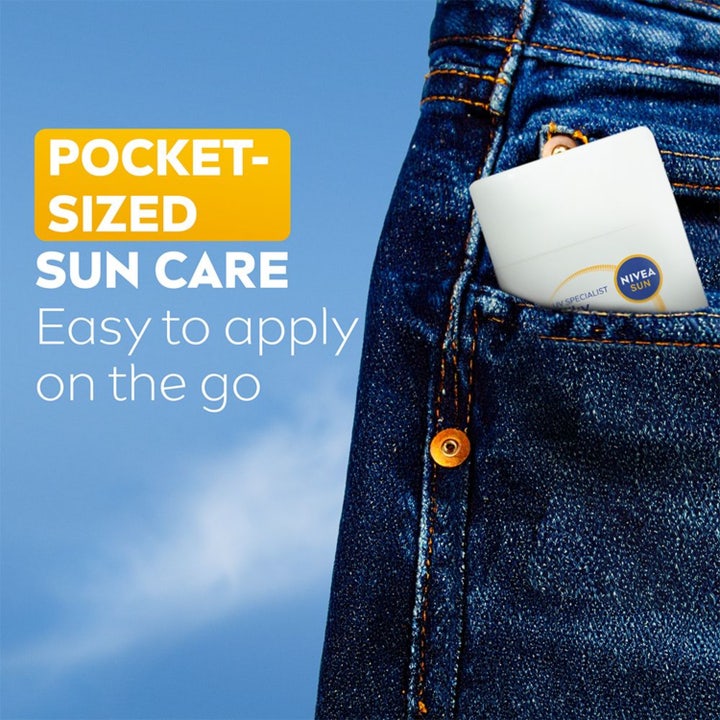 NIVEA UV Face Specialist Silky UV Stick 15 g solkrem for ansiktet med SPF 50 i en jeanslomme mot blå himmel