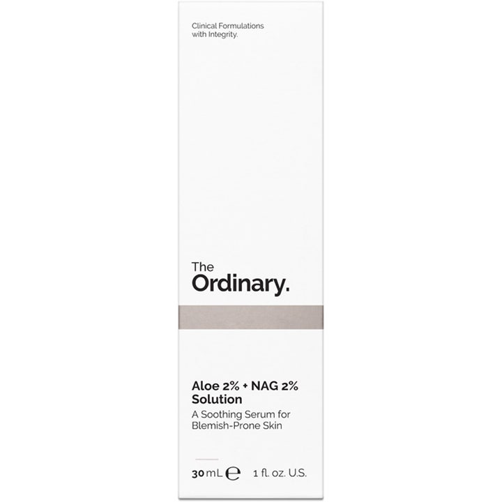 The Ordinary Aloe 2% + NAG 2% Solution 30 ml beroligende serum for uren hud i hvit eske med sølvdetalj