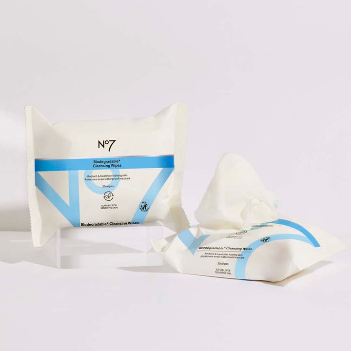 No7 Biodegradable Wipes 30 stk rengjøringsservietter fjerner vannfast maskara vist i hvit og blå plastemballasje