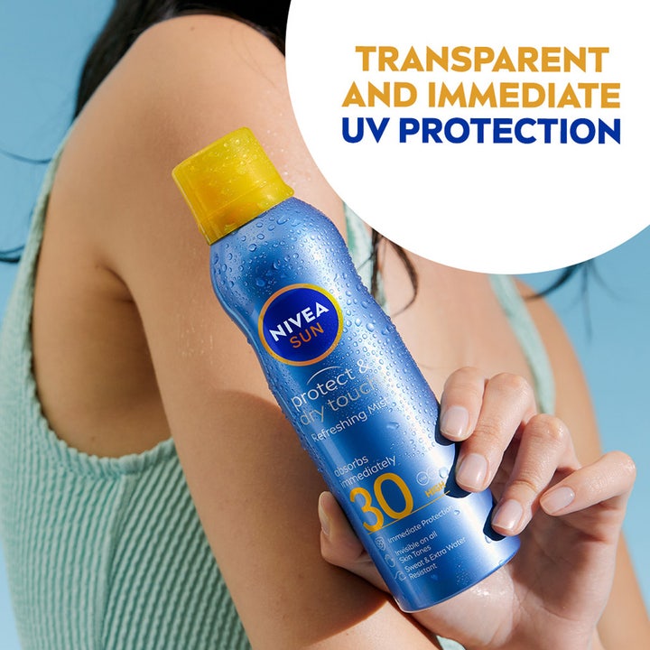 NIVEA Sun Protect & Dry Touch 200 ml solkrem gir umiddelbar solbeskyttelse i en blå sprayflaske med gult lokk.