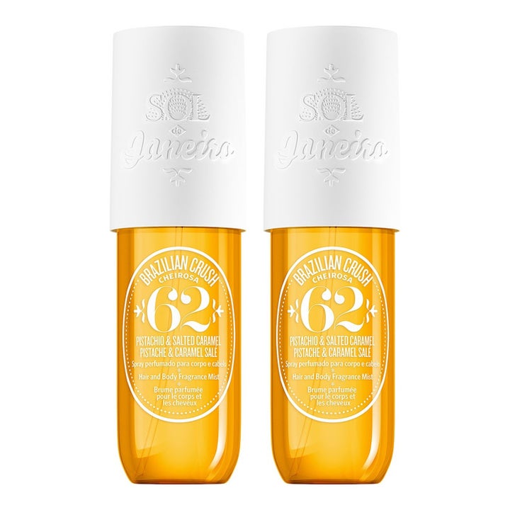 Sol de Janeiro Brazilian Crush Cheirosa 62 Hair and Body Fragrance Mist med pistasj i to oransje flasker med hvite korker.