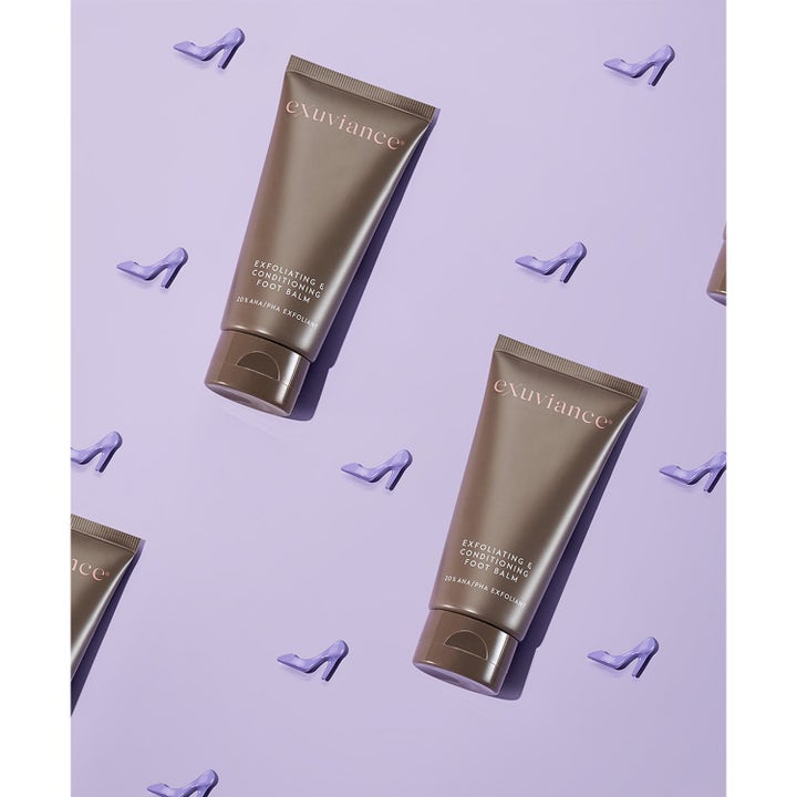 Exuviance Exfoliating & Conditioning Foot Balm 50 g eksfolierende fotkrem i brune tuber med lilla miniatyrsko