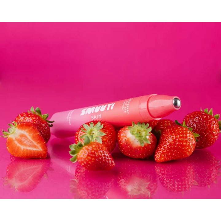 Smuuti Skin Strawberry Boost Eye Cream 15 ml øyekrem i rosa tube med metallapplikator omgitt av friske jordbær.