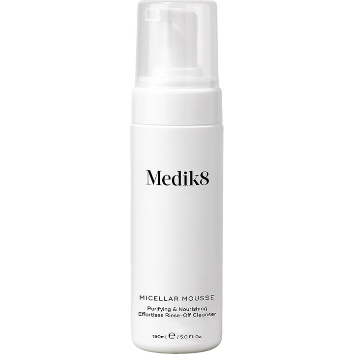 Medik8 Micellar Mousse 150 ml rensende og nærende ansiktsrens i hvit pumpeflaske med gjennomsiktig kork