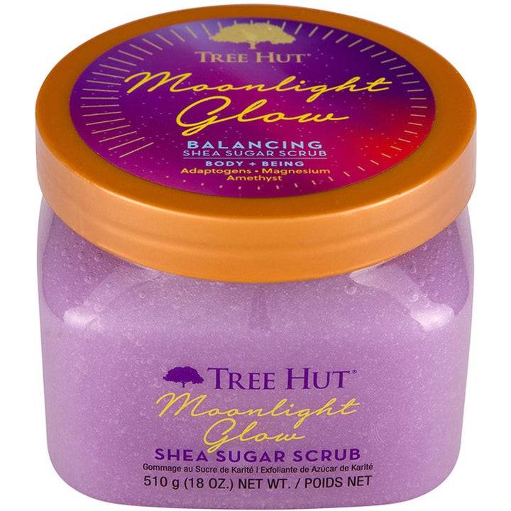Tree Hut Shea Sugar Scrub Moonlight Glow 510 g eksfolierende kroppsskrubb med lilla tekstur og ametyst i krukke med bronselokk