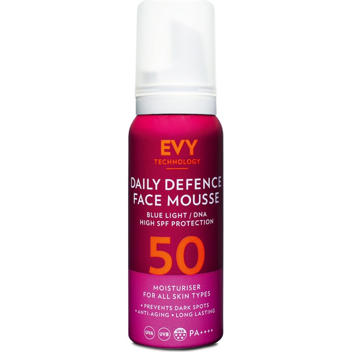 EVY Technology Daily Defence Face Mousse SPF 50 fuktighetsgivende solkrem i rosa og lilla flaske med hvit kork