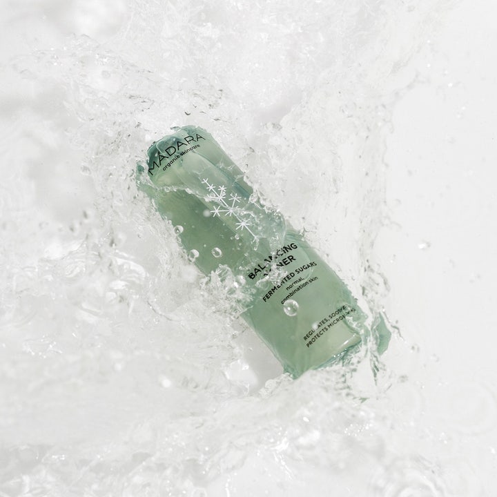 MÁDARA Balancing Toner 200 ml balanserende ansiktsvatten i grønn flaske som treffes av friske vannsprut.