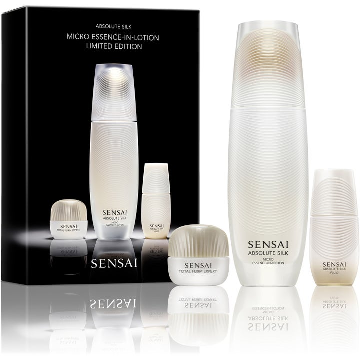 Sensai Absolute Silk Micro Essence-In-Lotion Limited Edition sett med hvite riflete flasker og krukke som gir silkehud