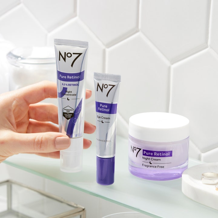 No7 Pure Retinol Night Cream 50 ml nattkrem i lilla glasskrukke sammen med andre produkter i Pure Retinol-serien.