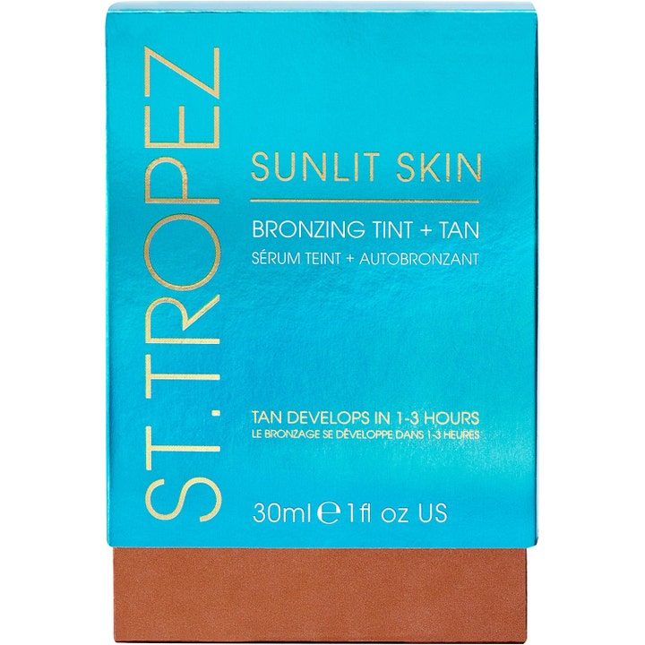St.Tropez Self Tan Express Sunlit Skin 30 ml gir glød i turkis eske med gullskrift og bronsefarget bunn.