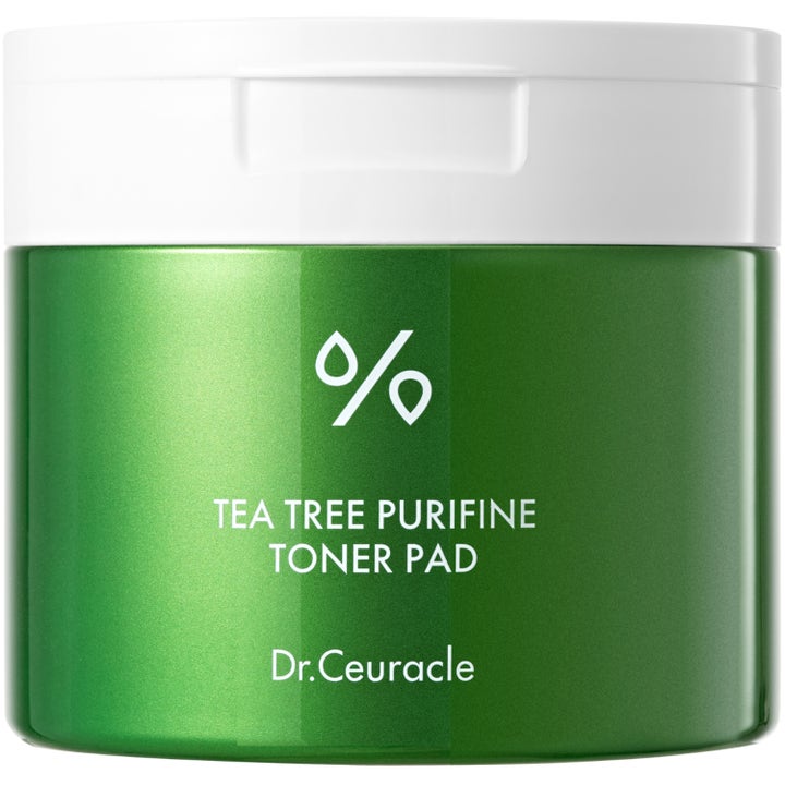 Dr. Ceuracle Tea Tree Purifine Toner Pad rensende tonerpads i en glanset grønn krukke med et enkelt hvitt lokk.