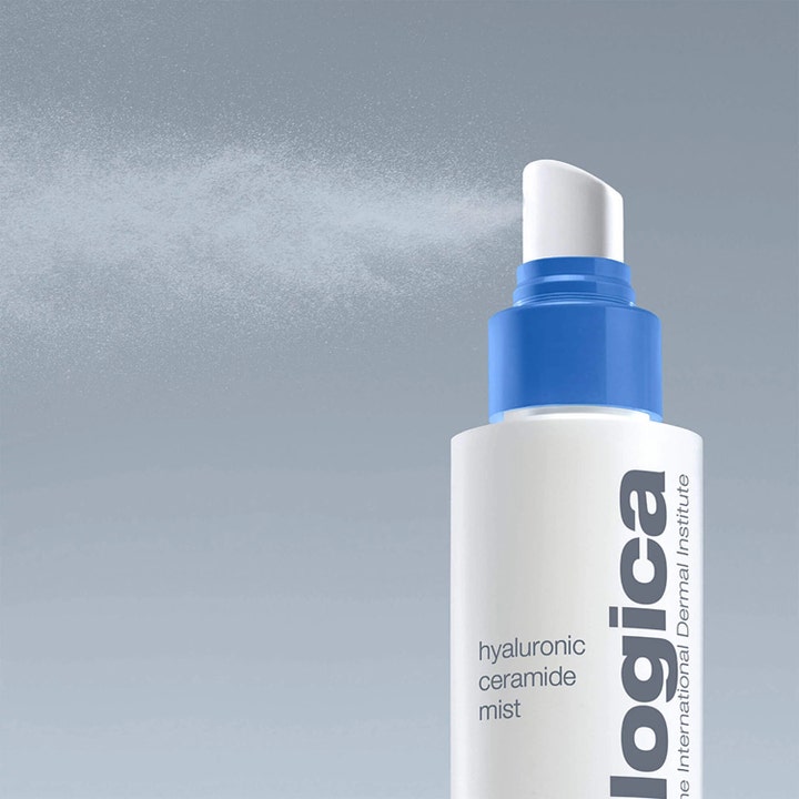 Dermalogica Hyaluronic Ceramide Mist 150 ml fuktighetsspray som sprayer en fin sky av fuktighet fra hvit flaske