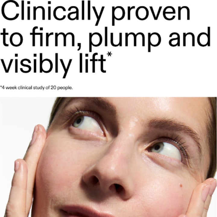 The INKEY List Bio-Active Ceramide Repairing and Plumping Moisturizer 50 ml reparerende ansiktskrem holdt av en kvinne