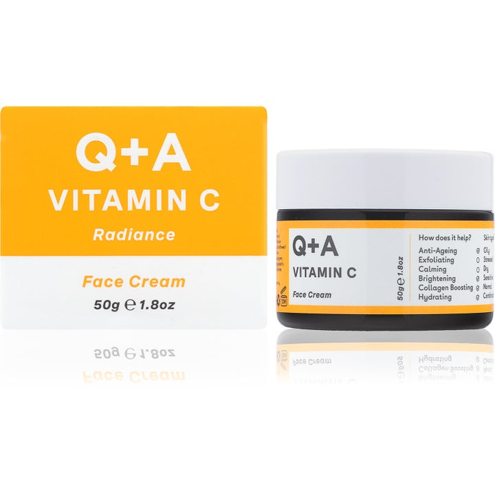 Q+A Vitamin C Face Cream 50 g glødgivende ansiktskrem vist i mørk krukke med hvitt lokk og gul eske.