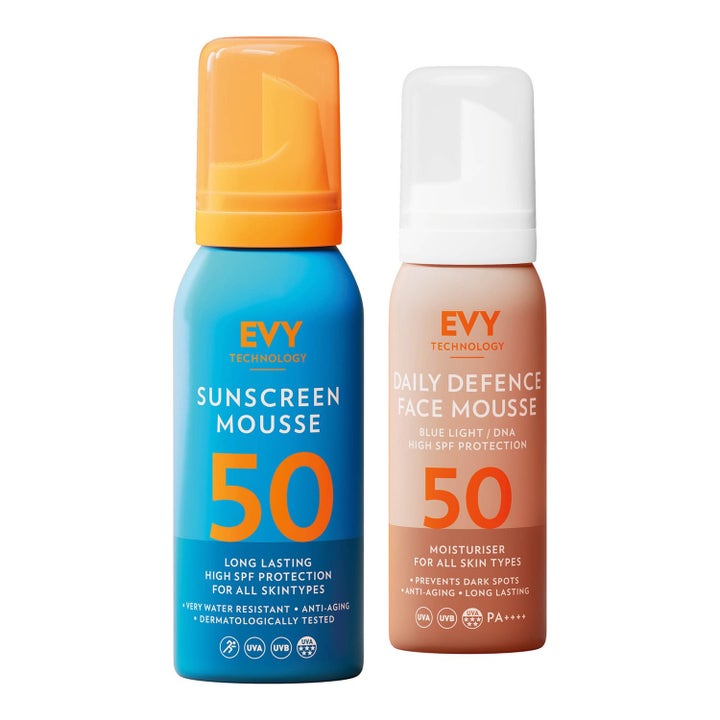 EVY Technology Sunscreen og Face Mousse SPF 50 solbeskyttelse i blå og beige beholdere som gir fuktighet