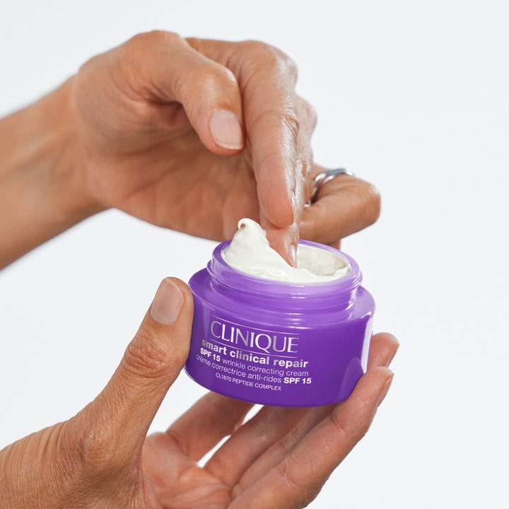 Clinique Smart Clinical Repair 50 ml rynkekorrigerende ansiktskrem i lilla krukke med fyldig hvit tekstur