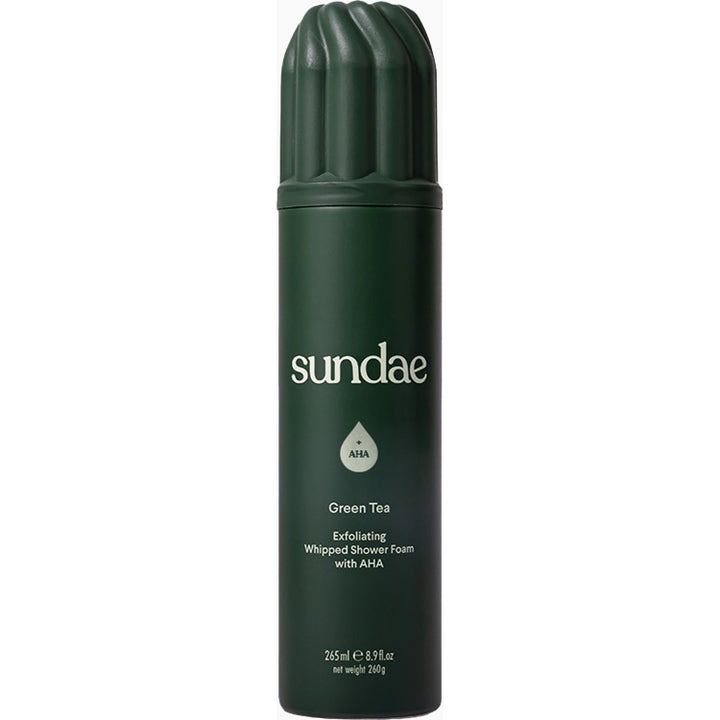 Sundae Green Tea Exfoliating Whipped Shower Foam 265 ml eksfolierende dusjskum i mørkegrønn flaske med bølgeformet kork.