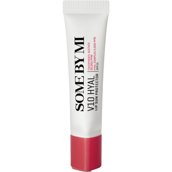 SOME BY MI V10 Hyal Lip Sun Protector 7ml gir fuktighet og SPF15 i en hvit tube med rosa kork og sort tekst.