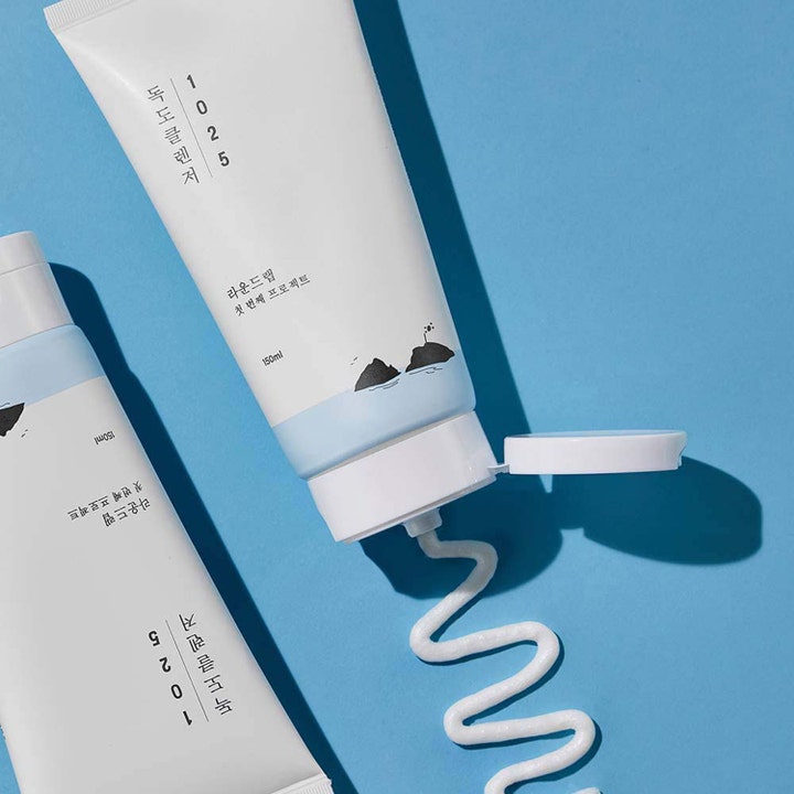 Round Lab 1025 Dokdo Cleanser 150 ml mild ansiktsrengjøring i hvit tube som gir fukt med kremet hvit tekstur