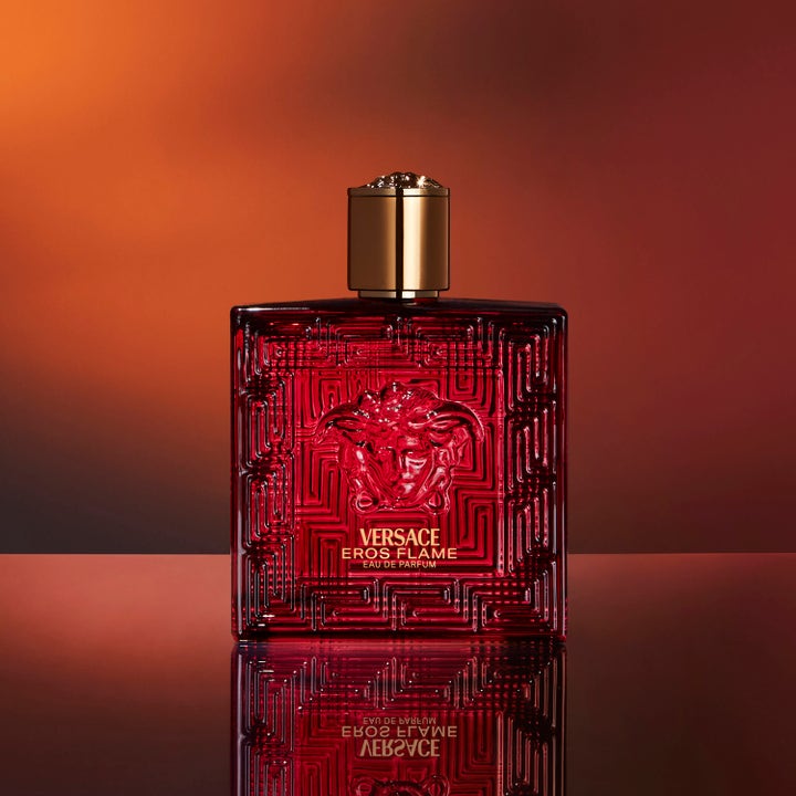 Versace Eros Flame Pour Homme 100 ml deodorant i rød mønstret glassflaske med preget medusahode og gullkork.