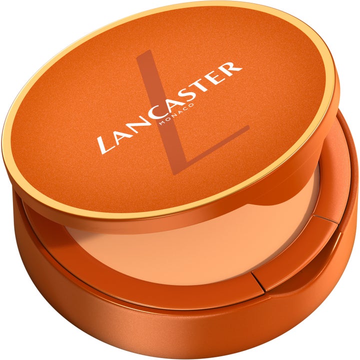 Lancaster Sun Compact 9g beskyttende ansiktsmakeup i oransje oval boks som viser den beige kremteksturen