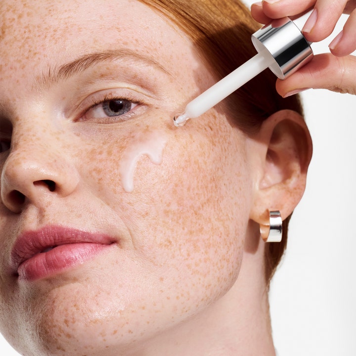 Clinique Moisture Surge Active Glow Serum 30 ml ansiktsserum påføres med pipette på fregnet hud.