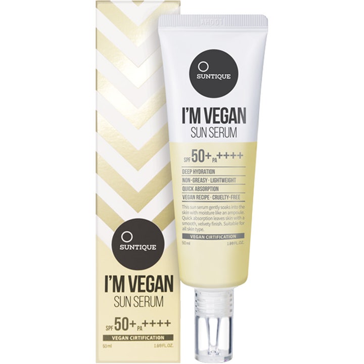 Suntique I'M VEGAN Sun Serum 50ml fuktighetsgivende solserum med SPF 50 i hvit og gul tube ved siden av esken.