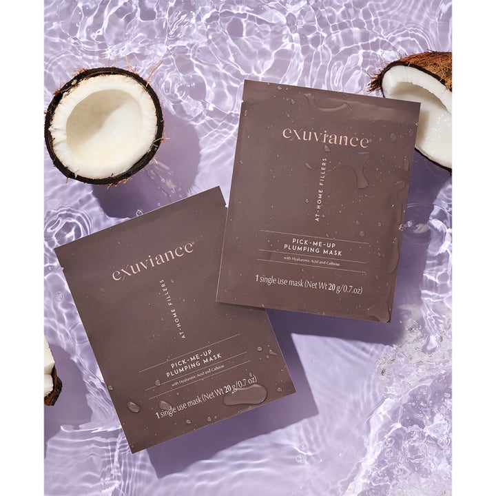 Exuviance Pick-Me-Up Plumping Mask 20 g fuktighetsgivende sheet mask i brune poser på vann med kokosnøtter
