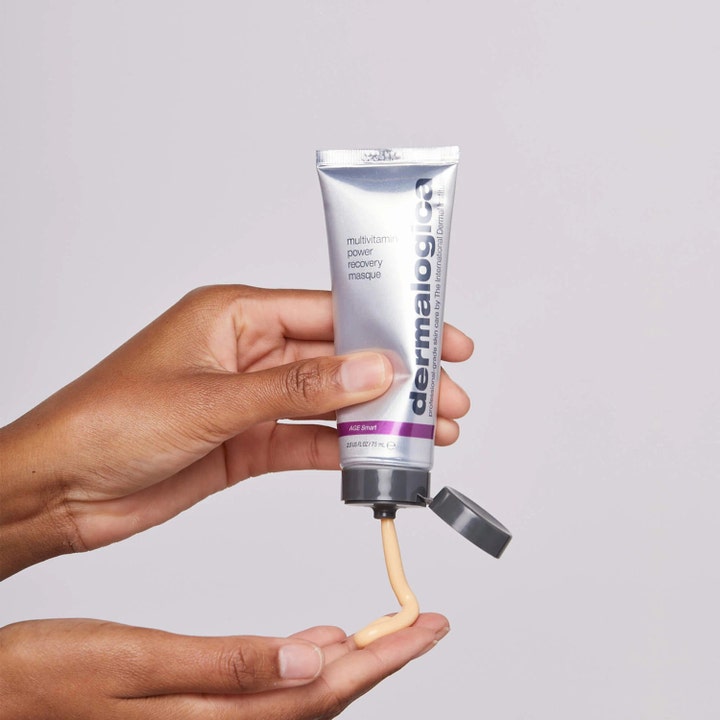 Dermalogica AGE smart Multivitamin Power Recovery Masque 75 ml ansiktsmaske i tube med gul kremet tekstur