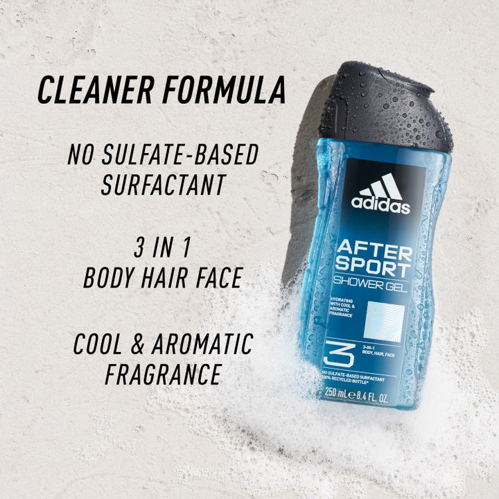Adidas After Sport For Him Shower Gel 400 ml fuktighetsgivende 3-i-1 dusjsåpe i blå flaske dekket av vanndråper og skum.