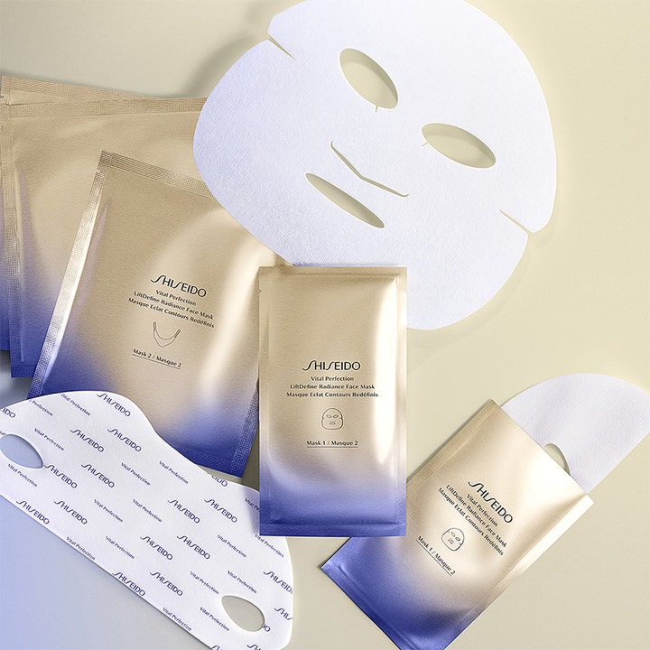 Shiseido Vital Perfection Liftdefine Radiance Face Mask 10 g oppstrammende sheetmaske i gull- og lilla poser.
