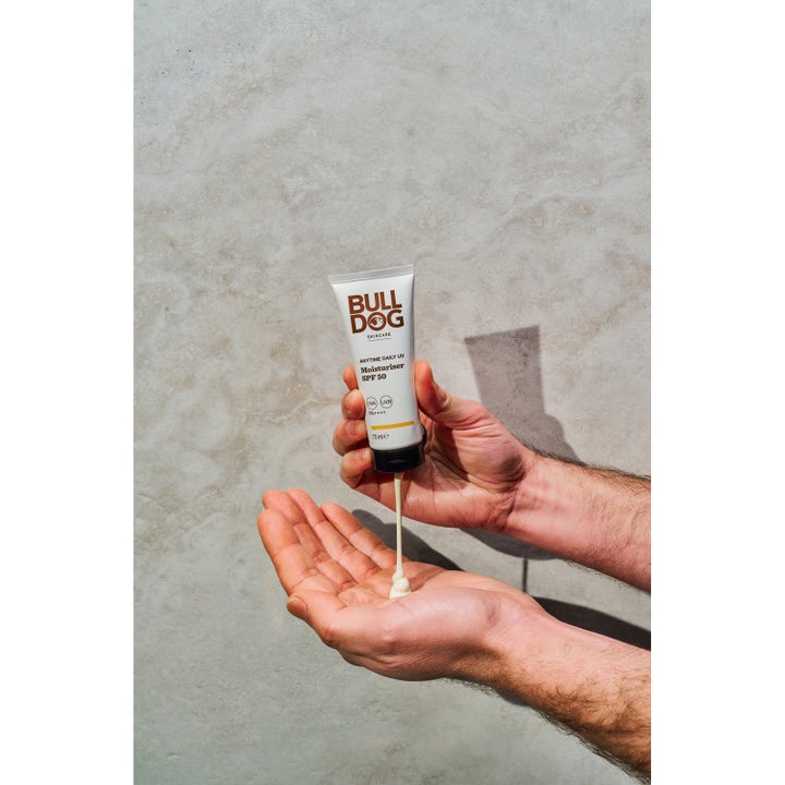Bulldog Anytime Daily Moisturiser 75 ml SPF 50 ansiktskrem som presses ut i en håndflate