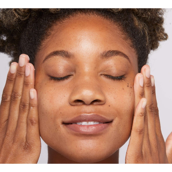Dermalogica Sound Sleep Cocoon 50 ml nattkrem gir fuktighet vist på en kvinne som hviler med hendene på ansiktet