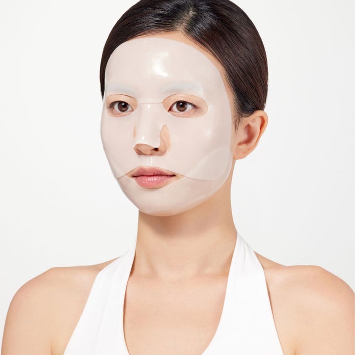 Dr. Ceuracle Vegan Kombucha Tea Essence Gel Mask 36 g fuktighetsgivende gelmaske påført på ansiktet til en modell.