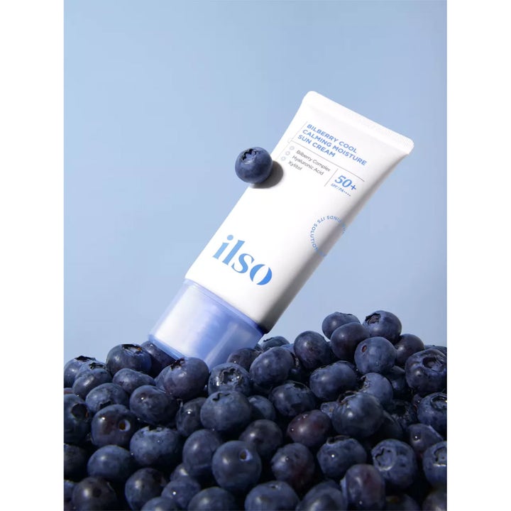 Ilso Bilberry Sun Cream 50 ml beroligende solkrem SPF 50+ hvit tube plassert i en haug med friske blåbær