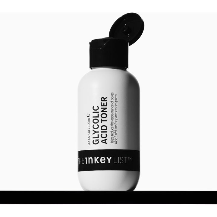 The INKEY List Glycolic Acid Toner 100 ml eksfolierende toner viser fire klare sirkulære væskedråper